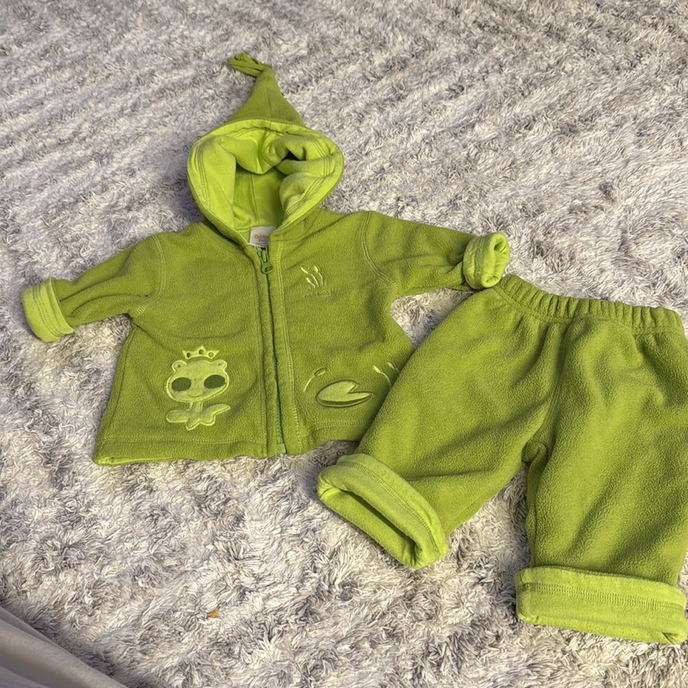 🎀Osh Kosh Baby fleece 2 Pc apple Green Baby Hoodie and Pants Set Frogs
